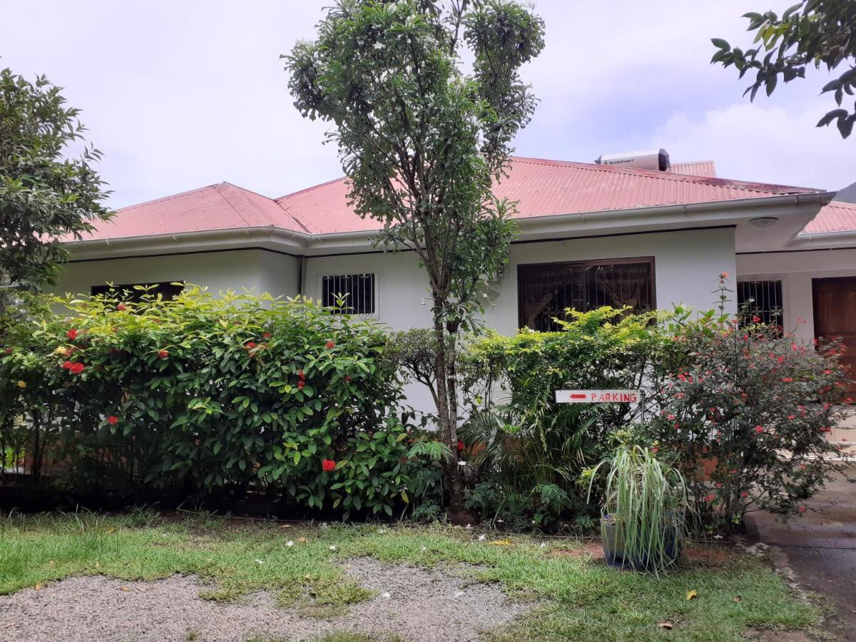 Gigi'S Self Catering Apartment Port Glaud Екстер'єр фото