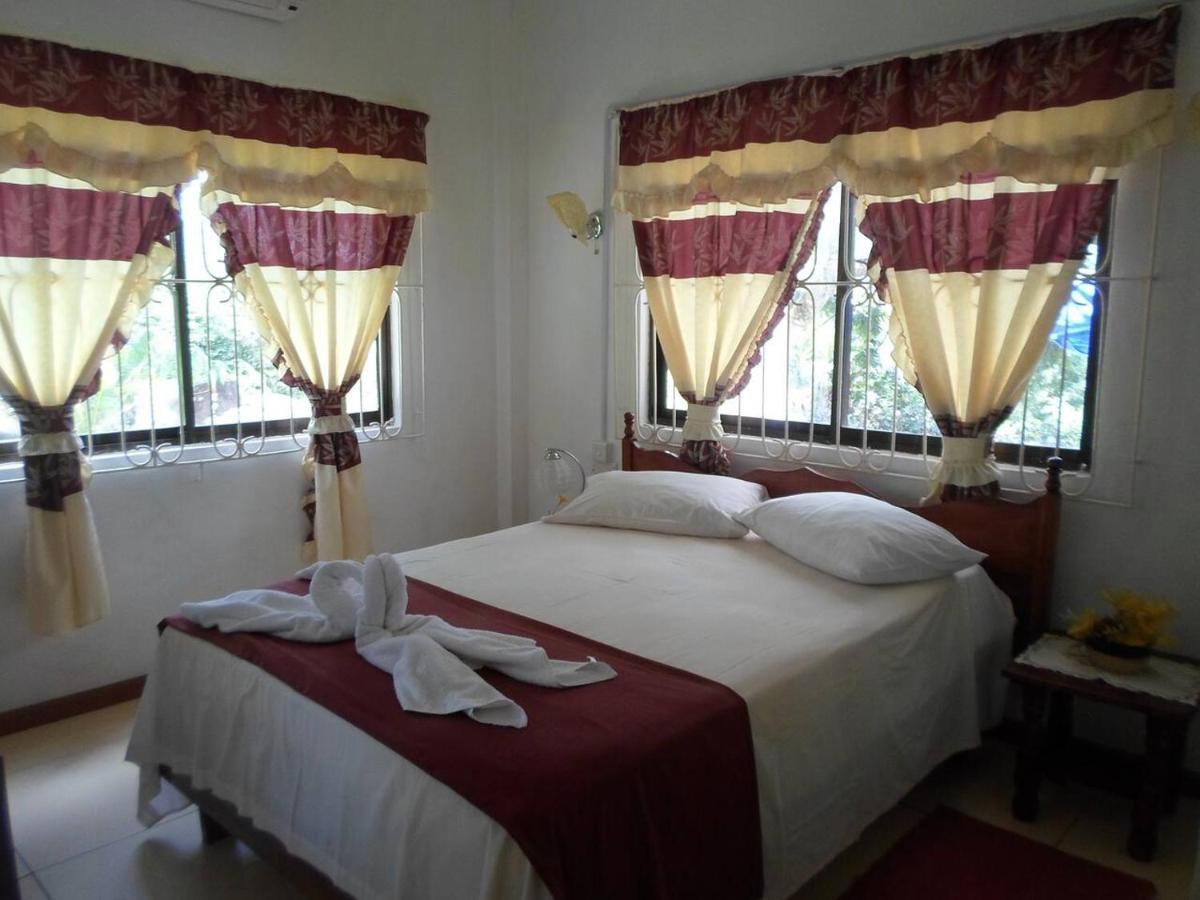 Gigi'S Self Catering Apartment Port Glaud Екстер'єр фото